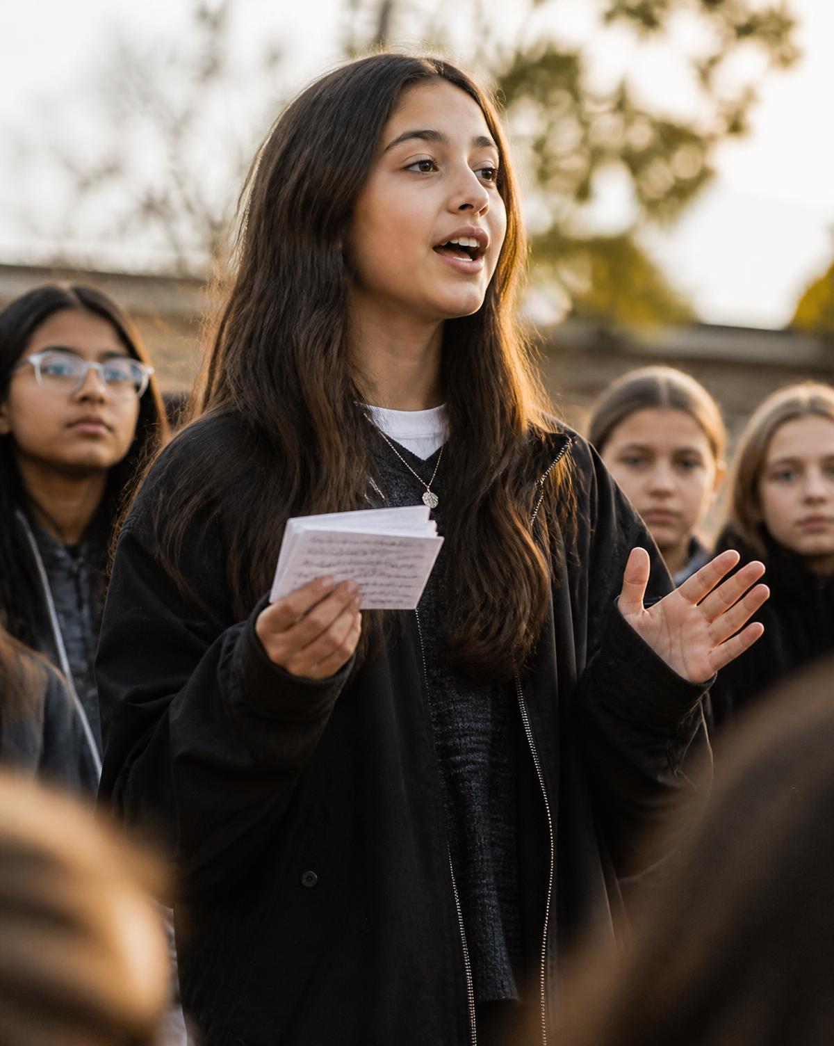 Ragazza che parla davanti al gruppo durante un'attività di public speaking